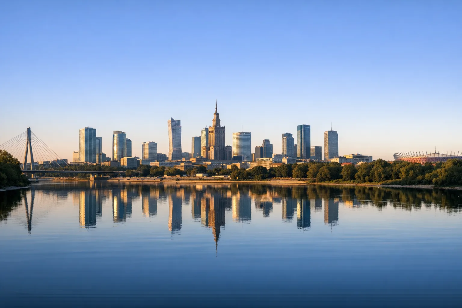 Panorama biznesowej Warszawy o poranku bez ludzi